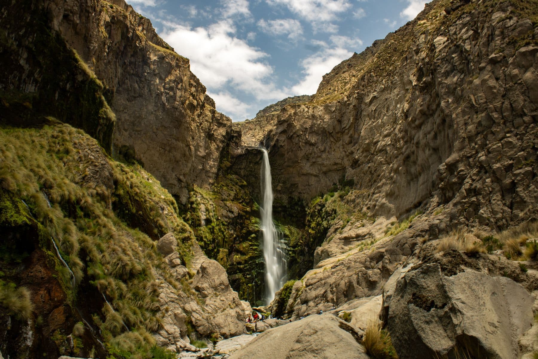 Farallones y Cataratas de Tecsecocha – Excursión de Medio Día